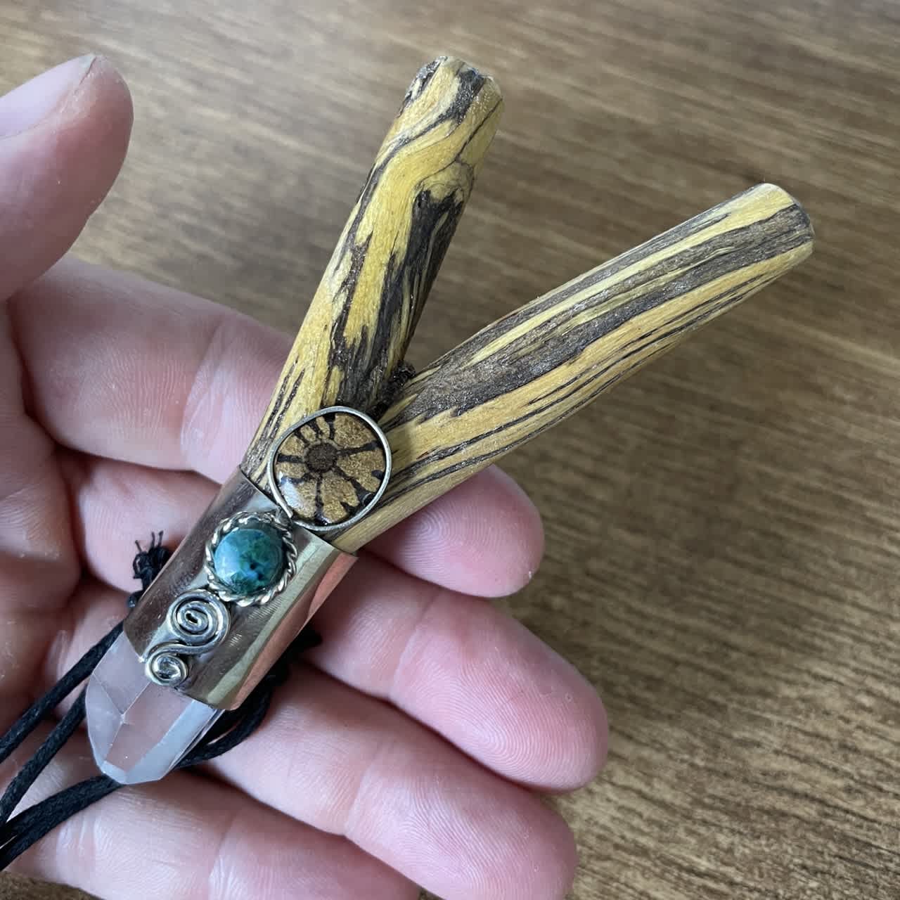 Kuripe Palo Santo Crystal v ruke – porovnanie veľkosti